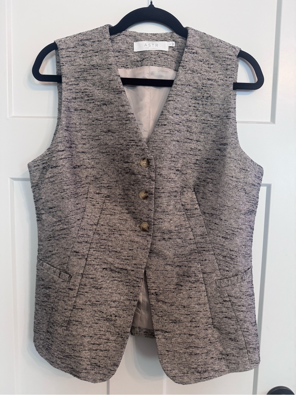 ASTR Tweed-Look Sleeveless Vest in Light Gray and Black Speckle